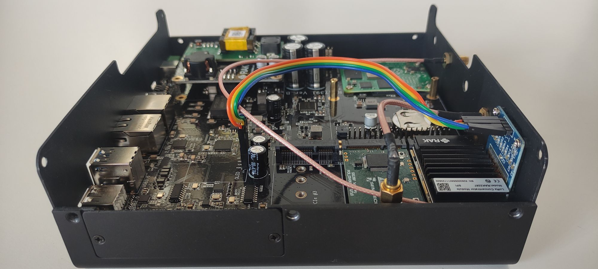 Dual band LoRaWAN gateway (subGHz and 2.4GHz) with PoE support